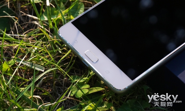 6.8寸巨屏视听盛宴 华硕ZenFone 3傲视上手